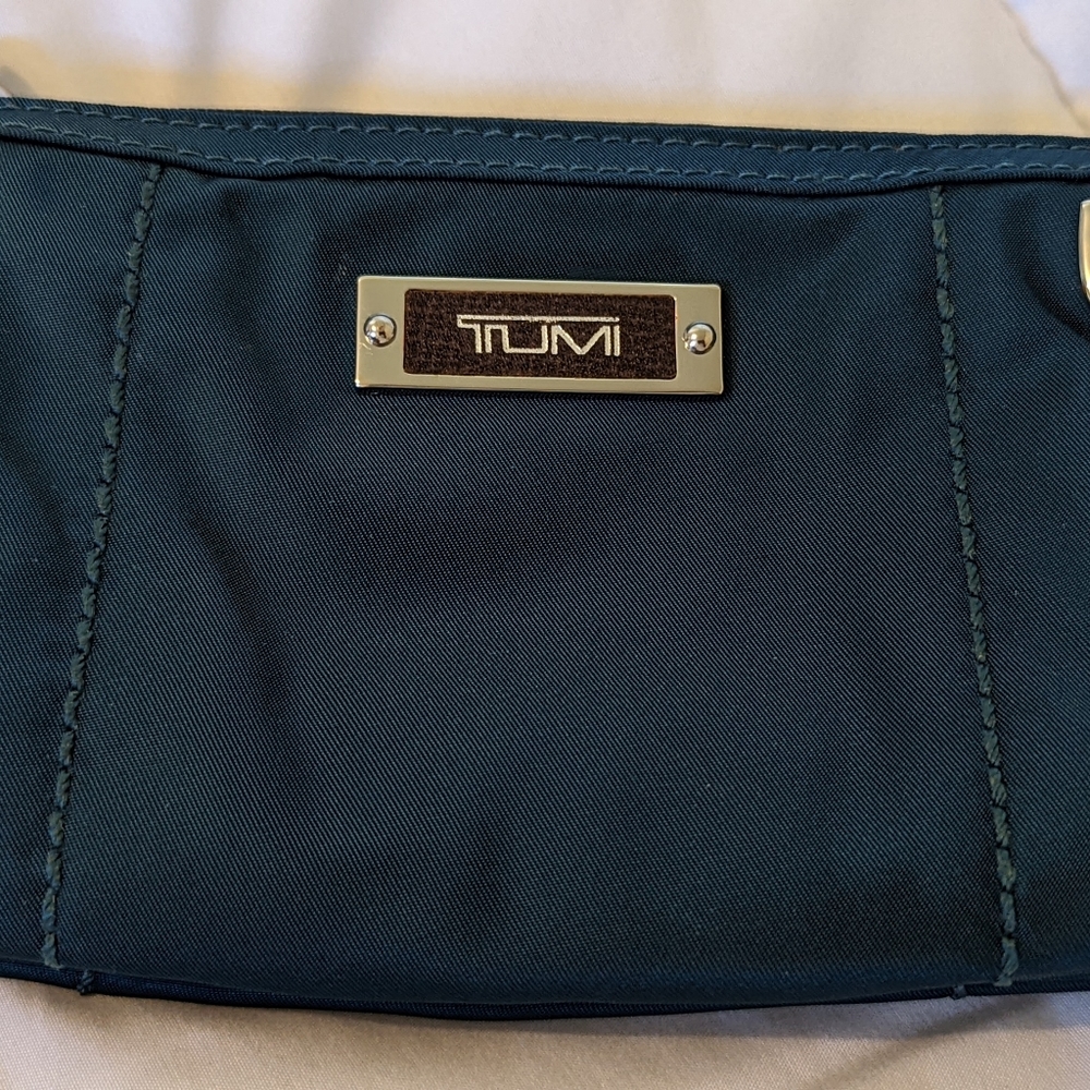 Tumi NWOT blue zip nylon wallet purse.